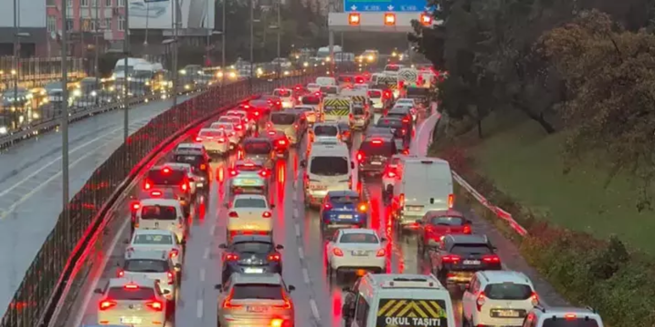İstanbul'da iftar öncesi trafik çilesi: Yoğunluğu yüzde 80'e çıktı