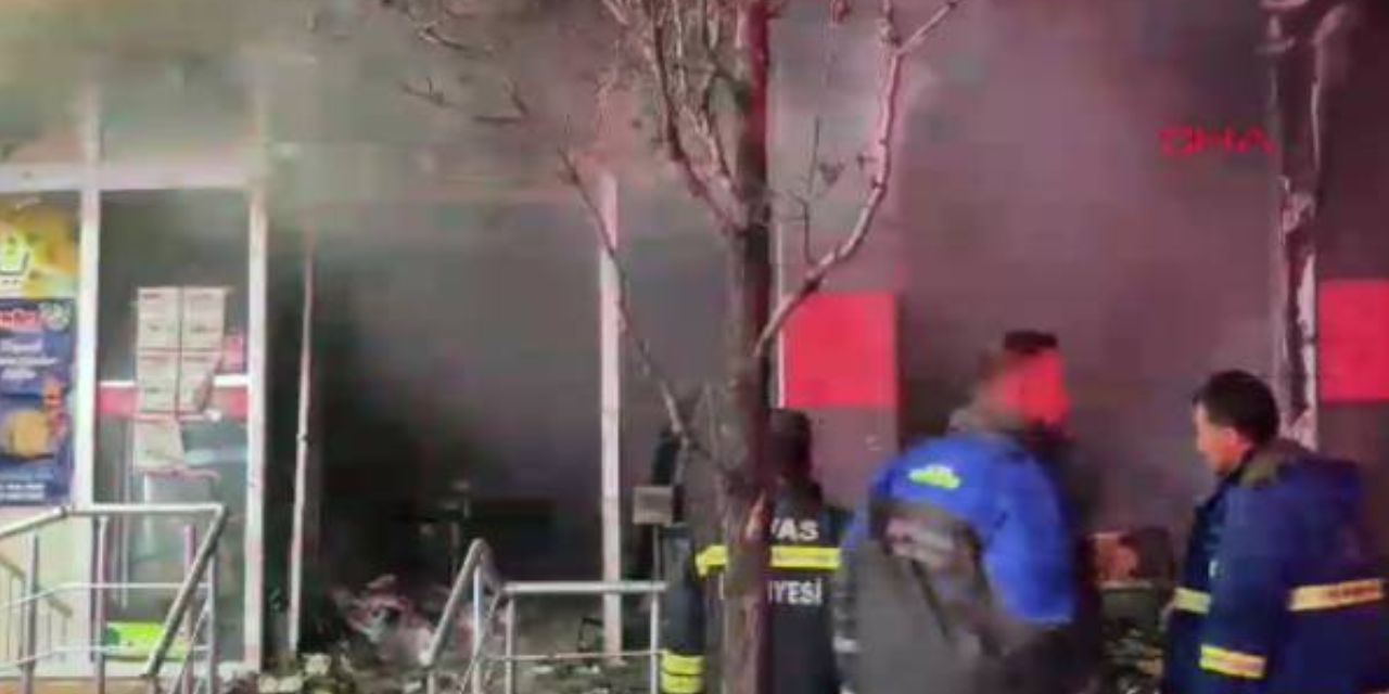Markette panik dolu anlar: Yazar kasa bomba gibi patladı; Alevler hızla yükseldi