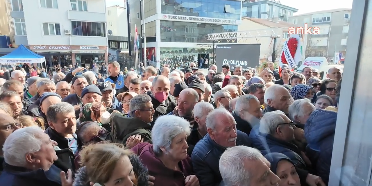 CHP'li belediyenin açtığı Halk Et Marketi'nde izdiham! Vatandaşlar ezilme tehlikesi yaşadı
