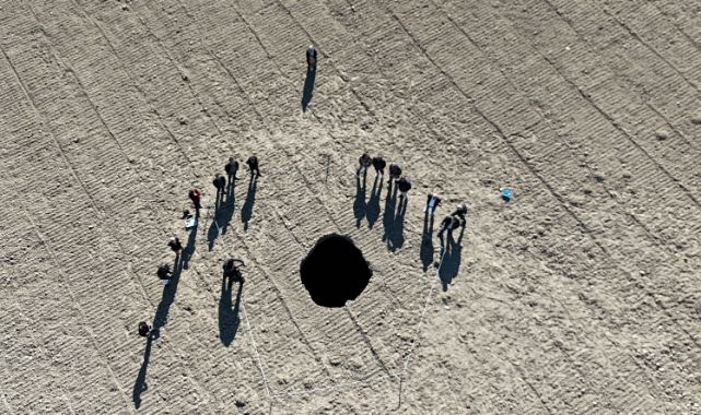 Karaman'da bir tarlada 10 metre çapında obruk oluştu