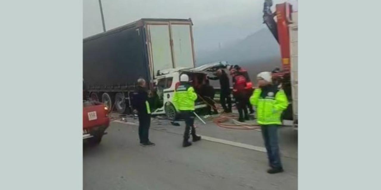 İzmir'de tıra çarpan otomobil sürücüsü hayatını kaybetti