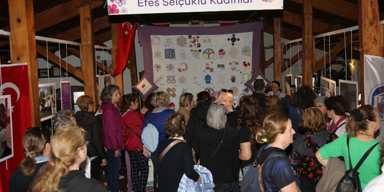 Efes Selçuk’ta kadınlar 8 Mart için zincir oluşturarak yürüdü