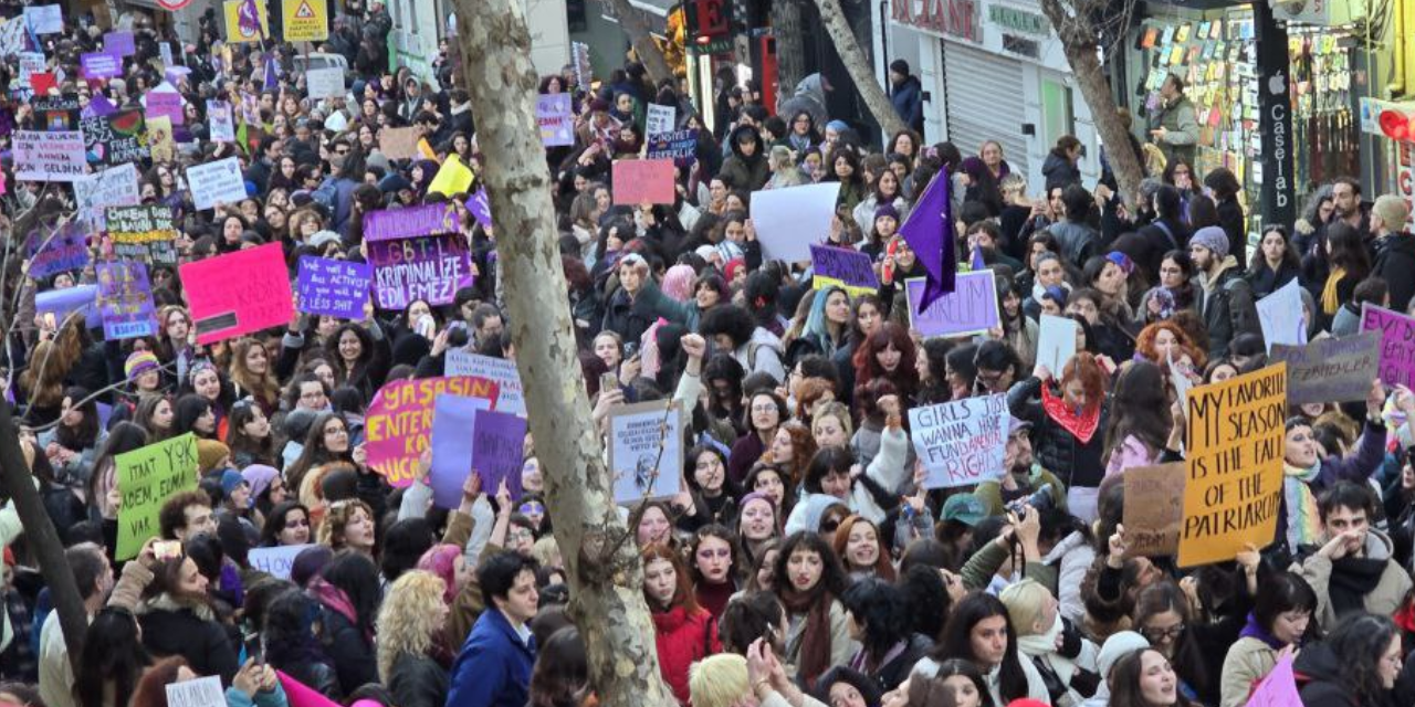 23. Feminist Gece Yürüyüşü: Kadınlar ve LGBTİ+’lar barikatları aştı, polis eylem sonrası gözaltılara başladı