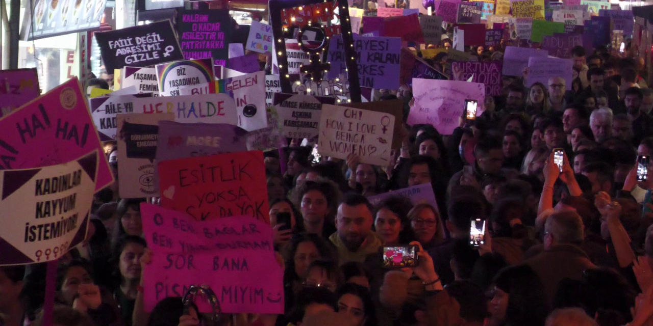 İzmir’de Feminist Gece yürüyüşü: “Haklarımızdan, yaşamlarımızdan vazgeçmiyoruz”