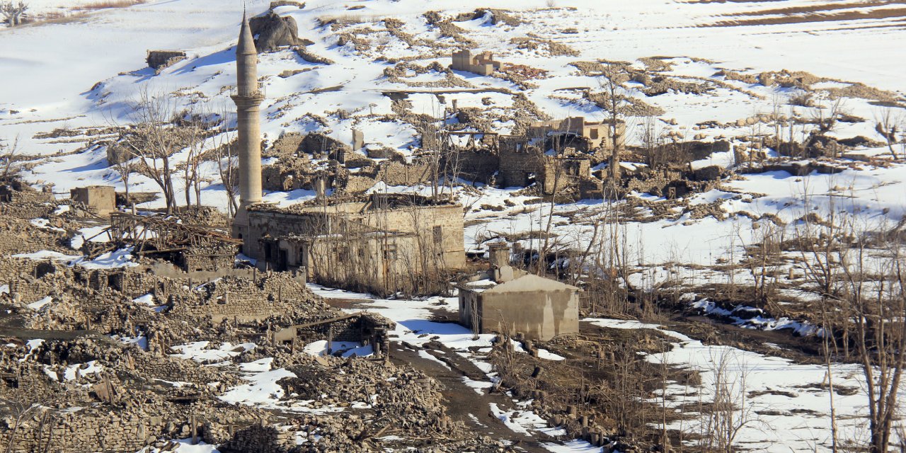 Sular çekildi köy ortaya çıktı