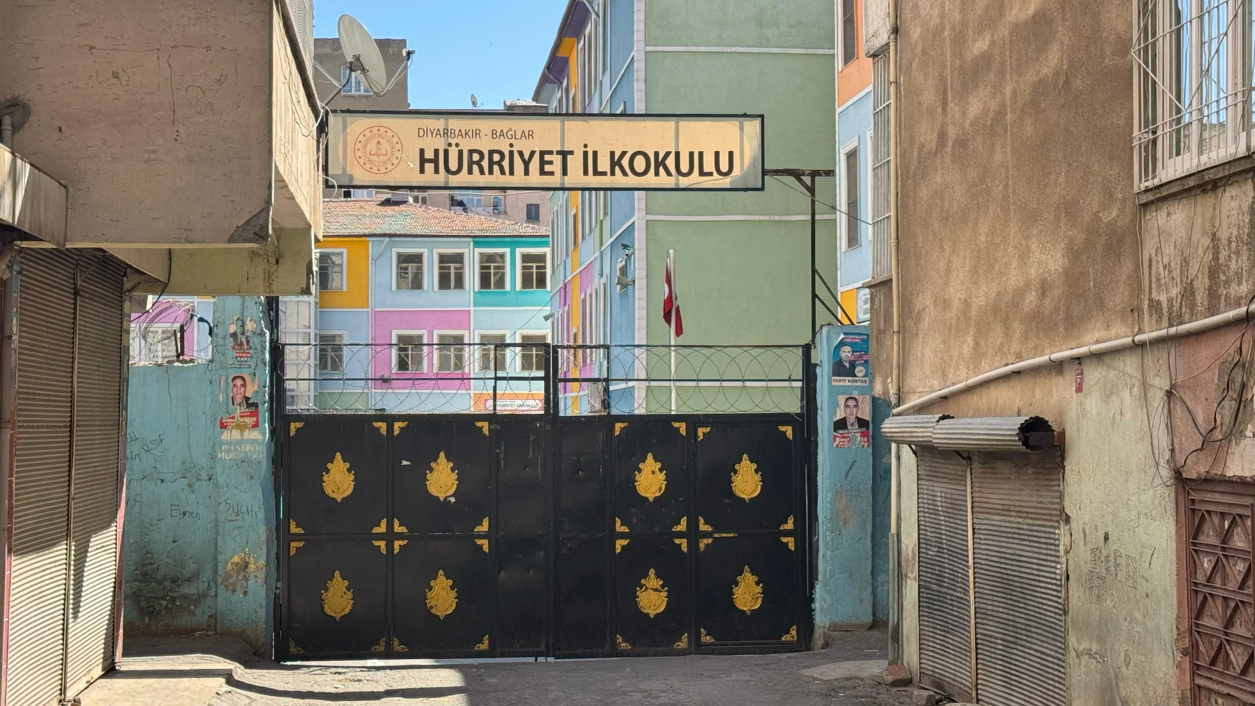 Kadın öğretmene okul çıkışında bıçaklı saldırı