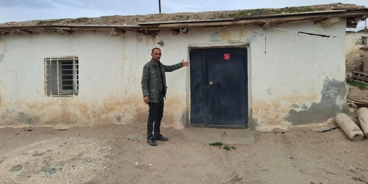 1990'da ölmüş olan ev sahibinin borcunu yaşayan muhtara kestiler