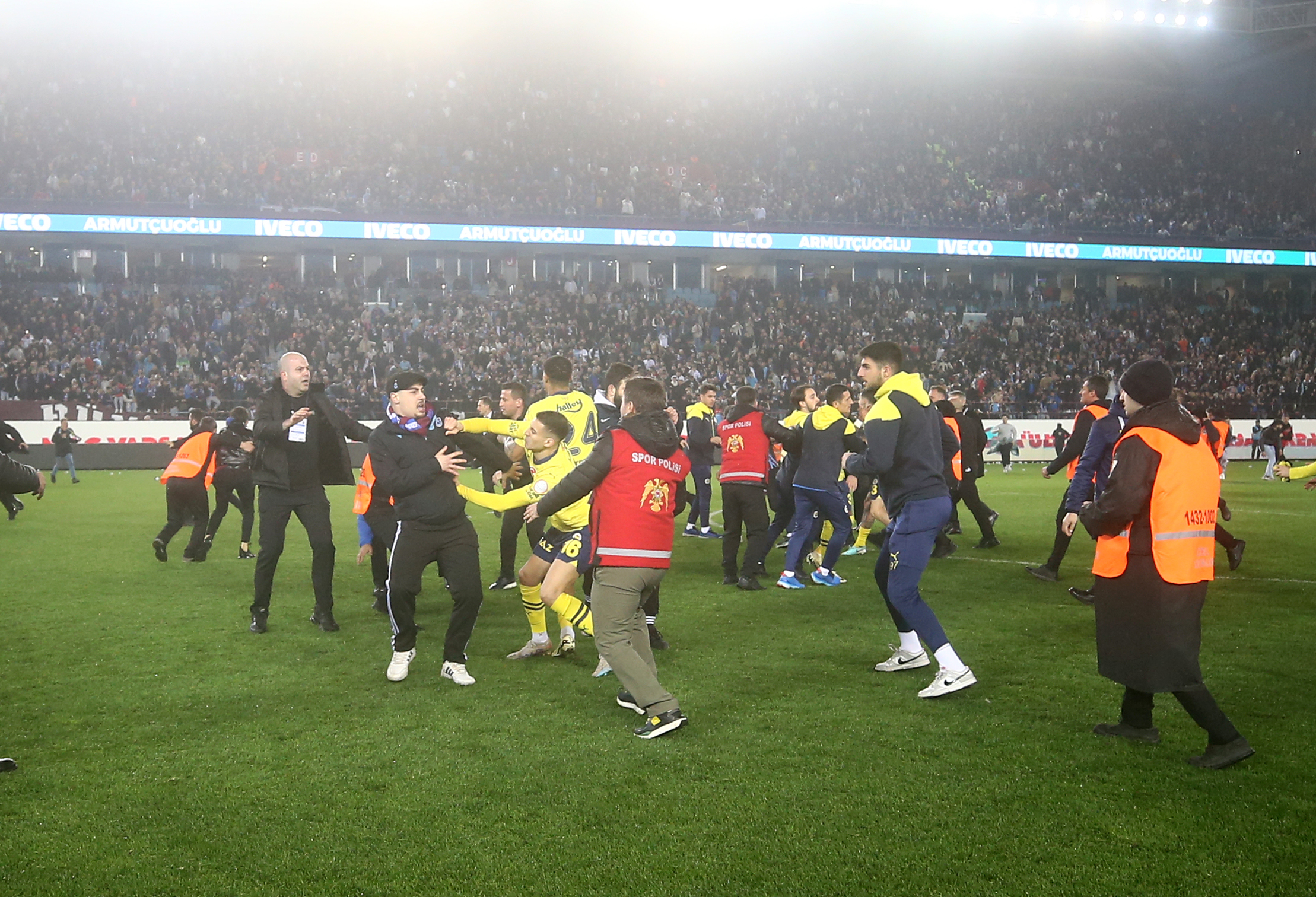 Trabzonspor-Fenerbahçe maçında bitmeyen gerilim: Olaylar koridorlarda devam etti