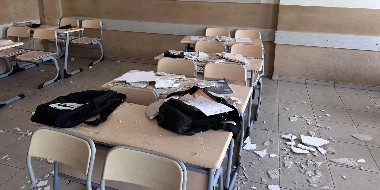 Lisede ders sırasında tavan sıvası düştü! Öğrencilerin kafalarında şişlik var