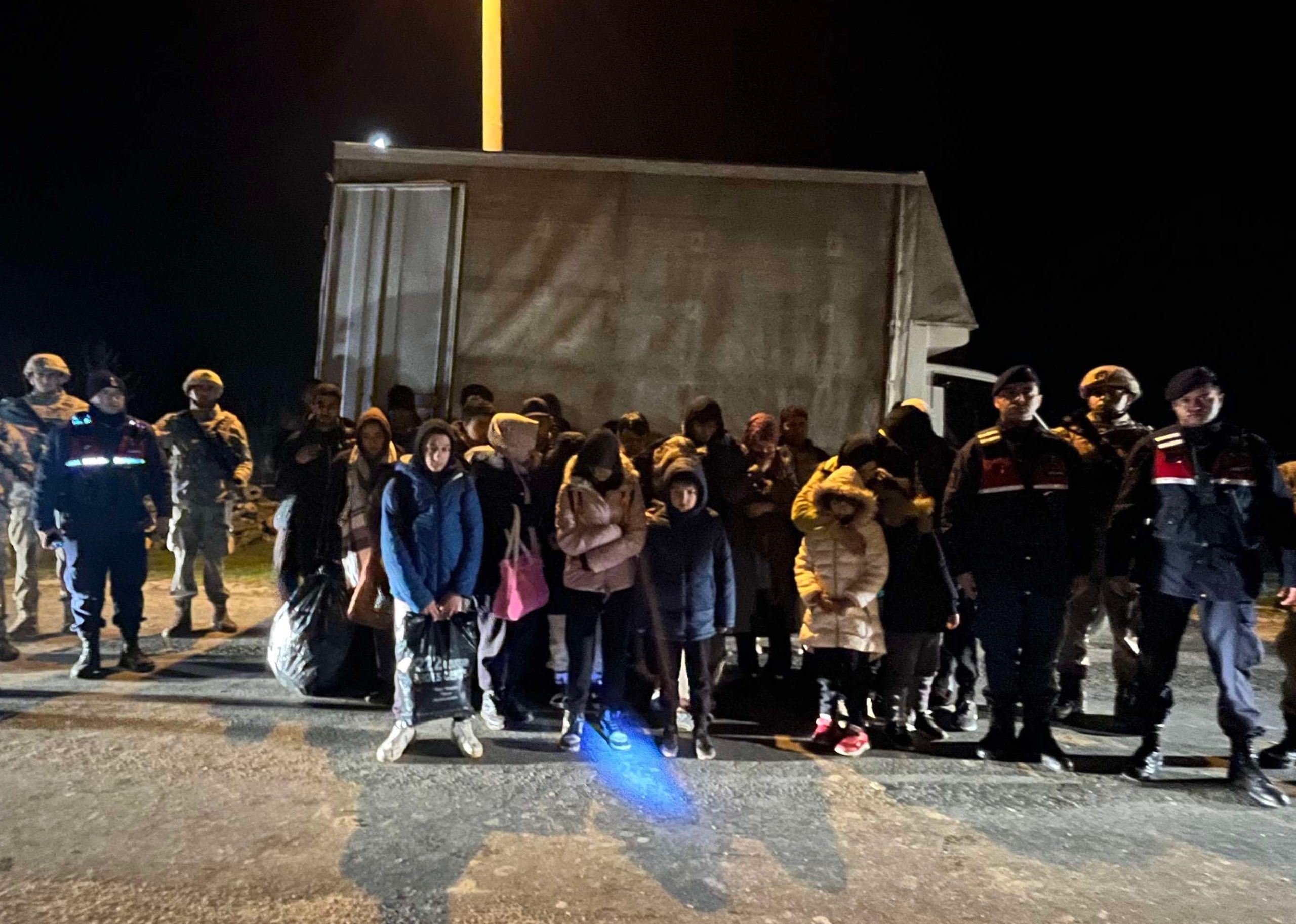 Edirne’de, kamyonette 29 kaçak göçmen yakalandı