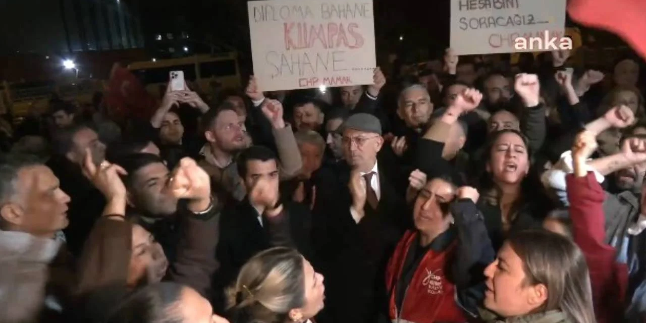 CHP, YÖK önünde 'diploma' kararını protesto etti