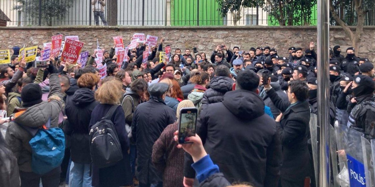 Öğrenciler polis barikatını aştı: İstanbul Üniversitesi'nde eylem