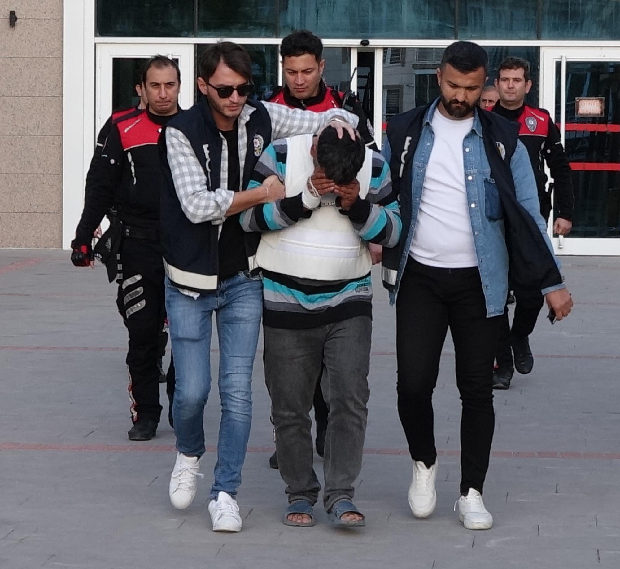 Gittiği evde yaşlı adamı öldürüp eşini yaralamıştı: 'Akıl sağlığım yerinde değil'