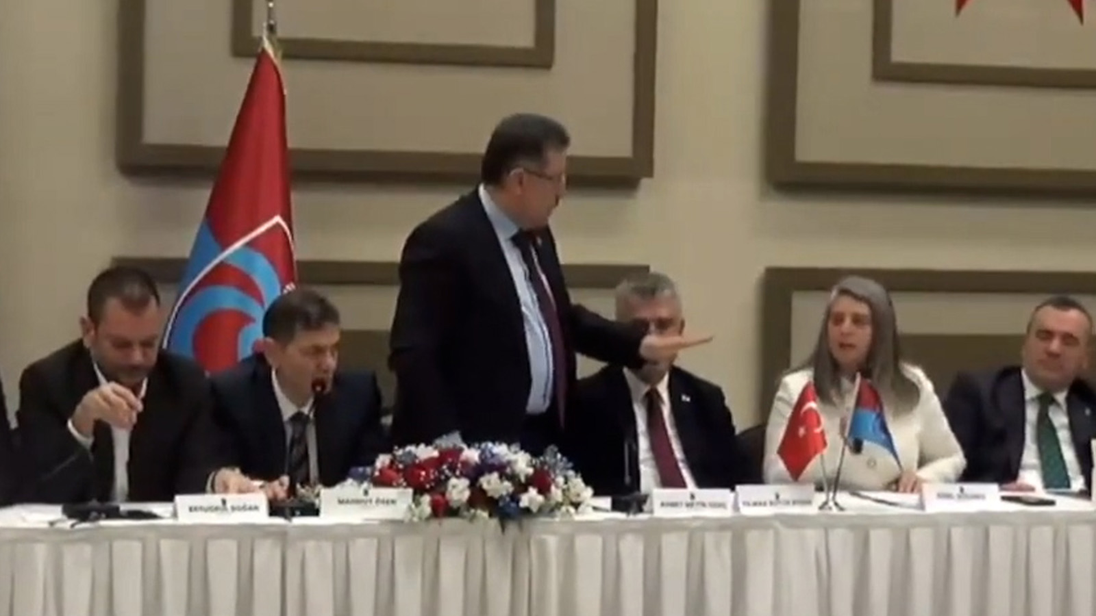 Trabzonspor toplantısında gergin anlar: CHP'li vekil ile AKP'li Başkan adayı arasında tartışma