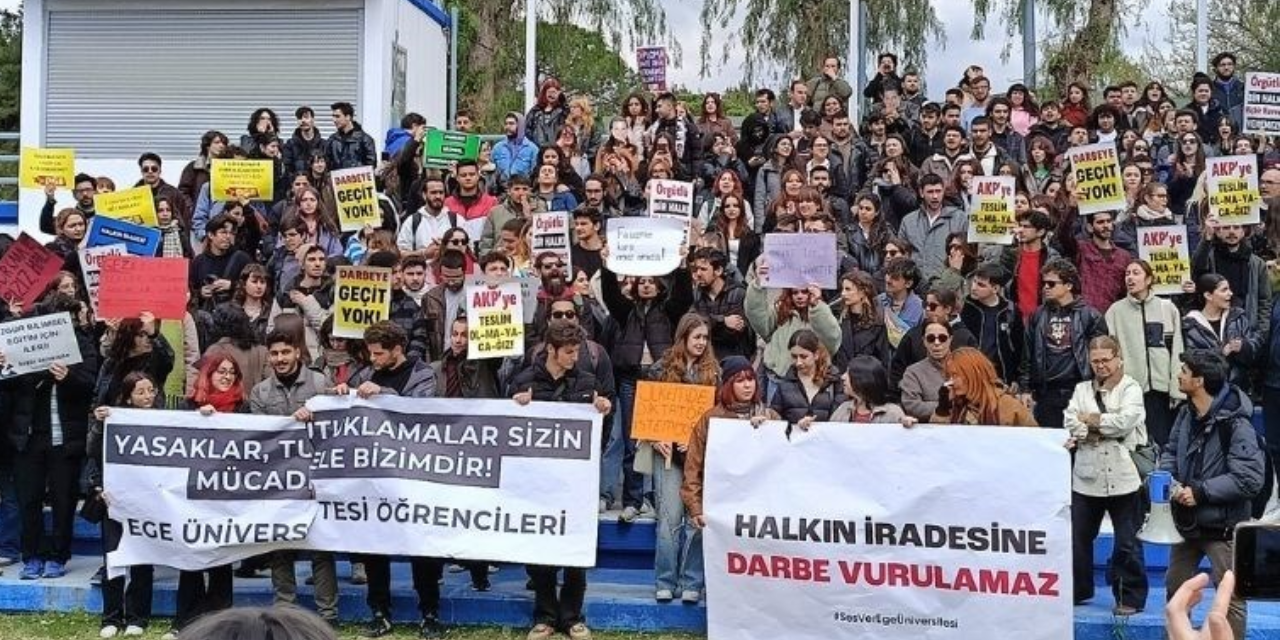 Dokuz Eylül Üniversitesi’nde protesto: “Halkın iradesine darbe vurulamaz”