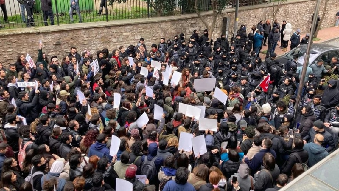 Taksim'e yürümek isteyen üniversitelilerden Sunay Akın'a sert tepki!