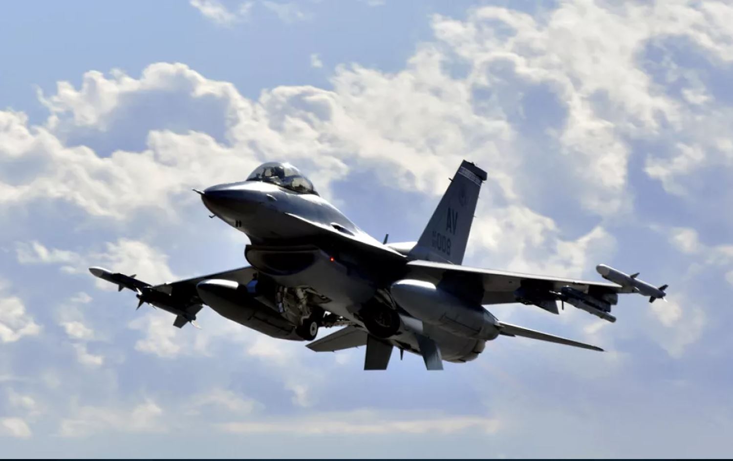 Yunanistan’a ait F-16 savaş uçağı, Ege’ye düştü!