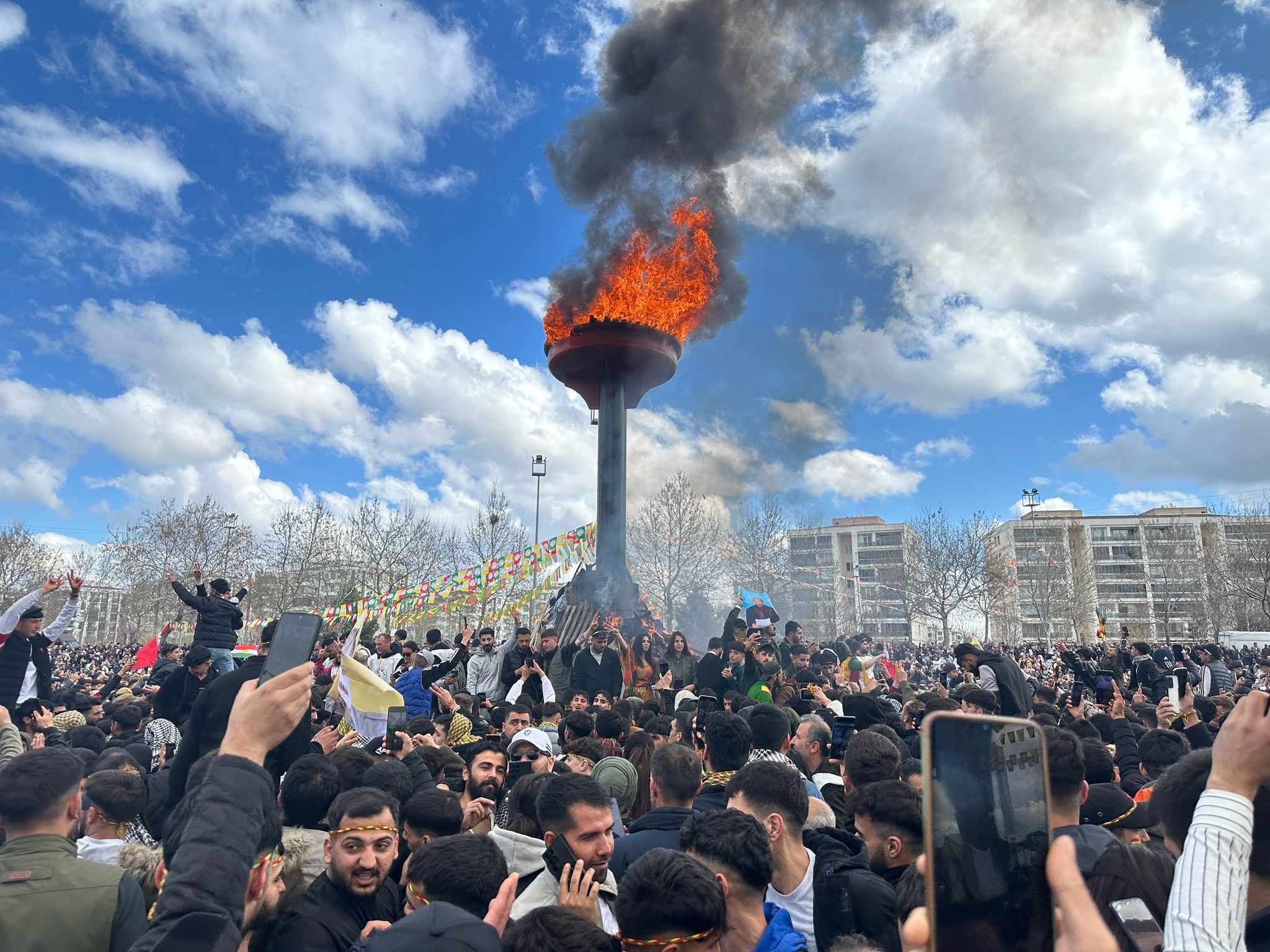 Diyarbakır'da yüzbinler buluştu: Newroz kutlanıyor
