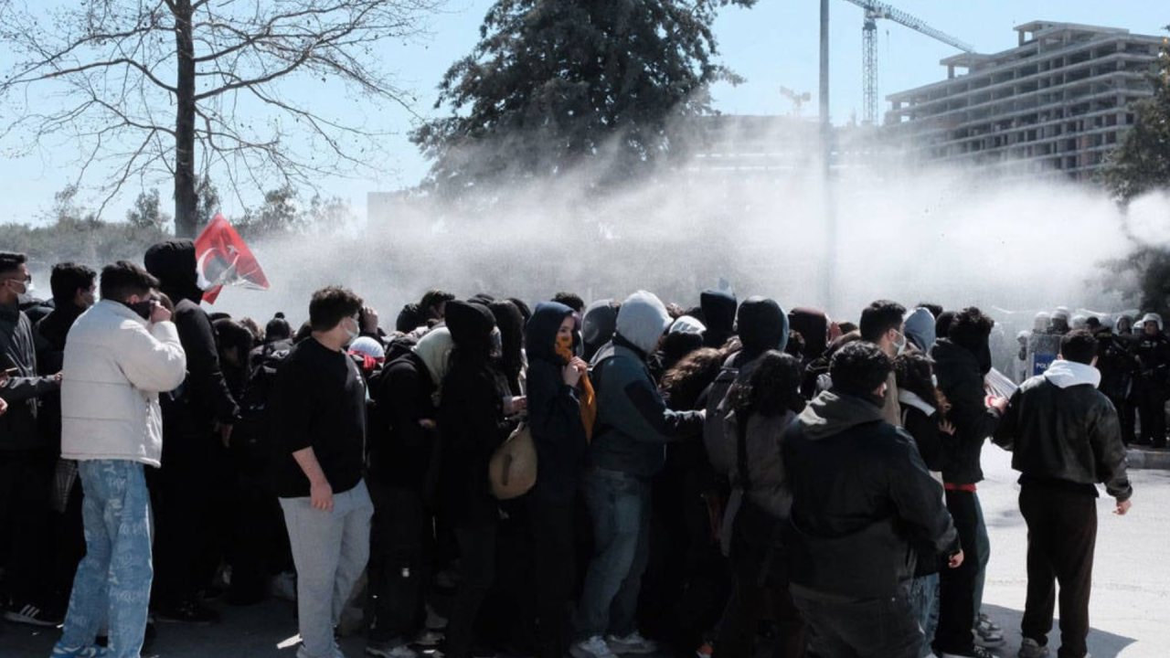Dokuz Eylül Üniversitesi'nde öğrencilere sert müdahale! Çok sayıda gözaltı var