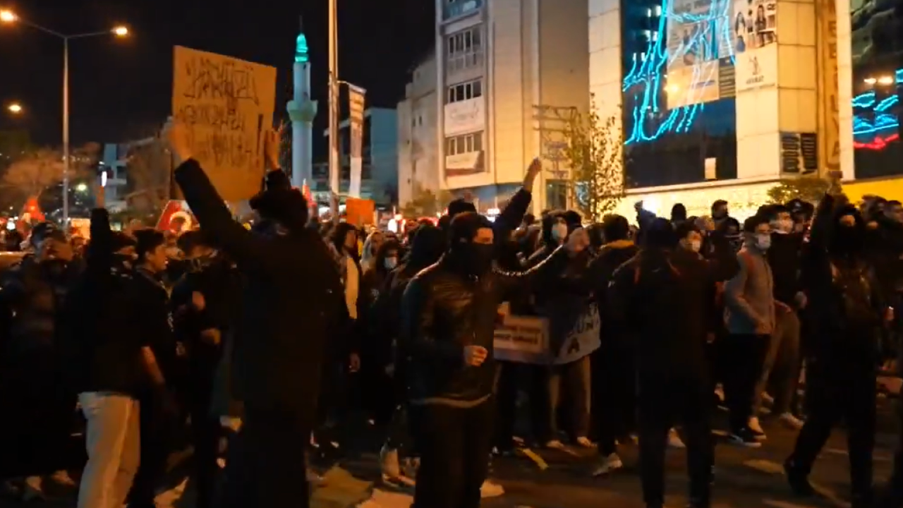 İzmir'de üniversiteliler AKP İl Binasına yürümek istedi! Polisten TOMA'lı müdahale
