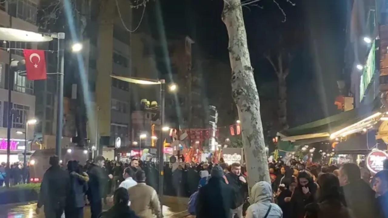 İzmit'te İmamoğlu protestosunda polis müdahalesi! Belediye Başkanı arbedenin ortasında kaldı