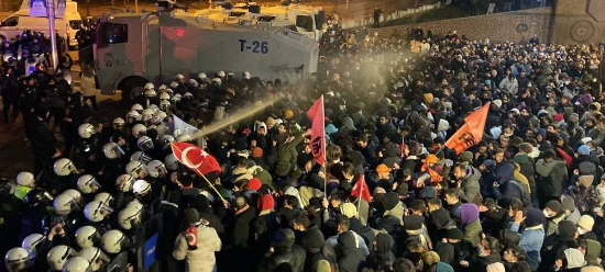 İstanbul ve Ankara'da ev baskınları: Muhalefetin hedef alınmasına karşı protesto gösterileri yapanlara gözaltı