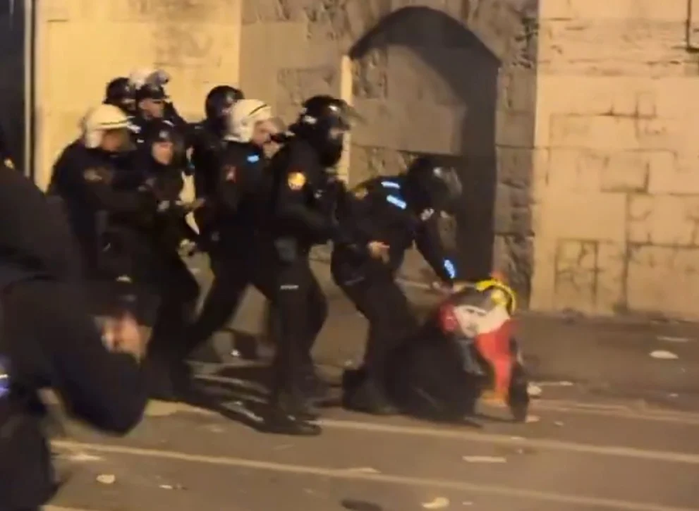 Saraçhane'de Türk bayraklı protestocuya polis uçan tekme attı: Sosyal medya bunu konuşuyor