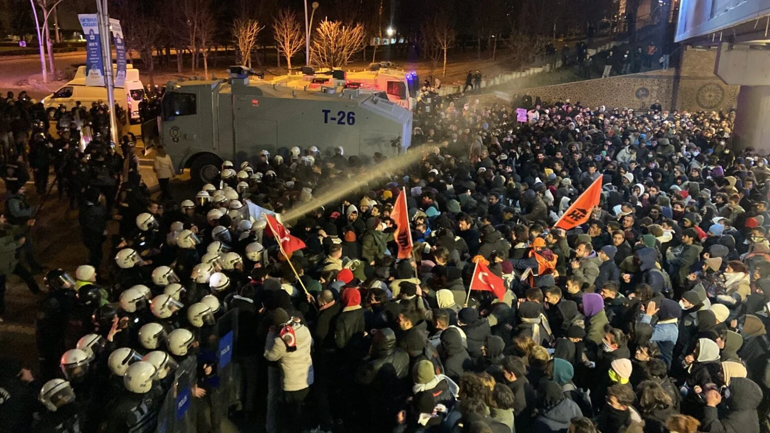 İmamoğlu'na destek protestoları: Ankara'da gözaltına alınan kadınlara çıplak arama!