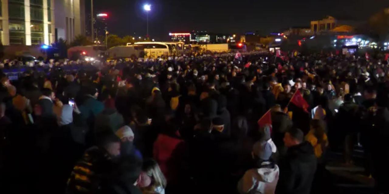İstanbul'da halk, İmamoğlu için sokakta: Saraçhane ve Çağlayan'da polis müdahalesi