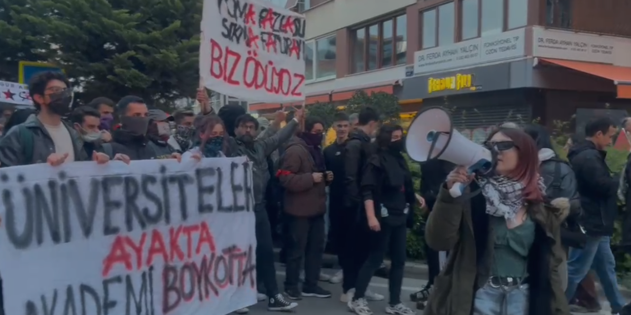 İzmir'de 'boykot' kararı alan üniversiteliler, yürüyüşe geçti