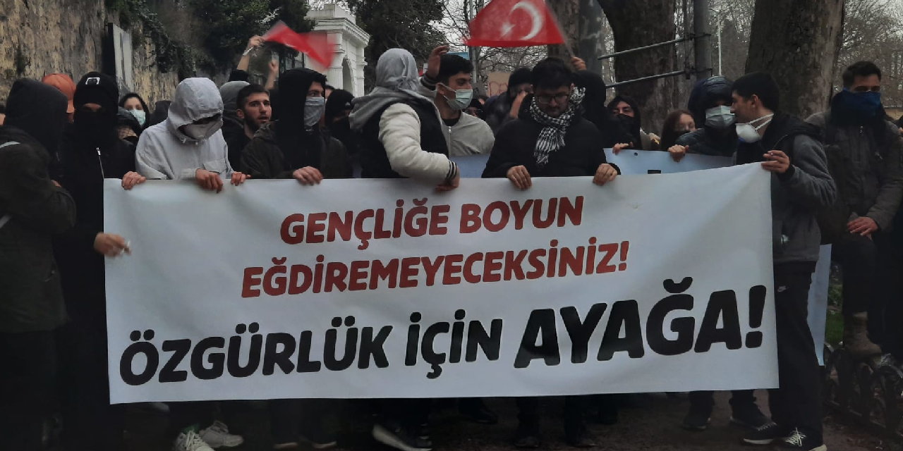 Boykot kararı alan binlerce üniversiteli Beşiktaş'ta buluştu!