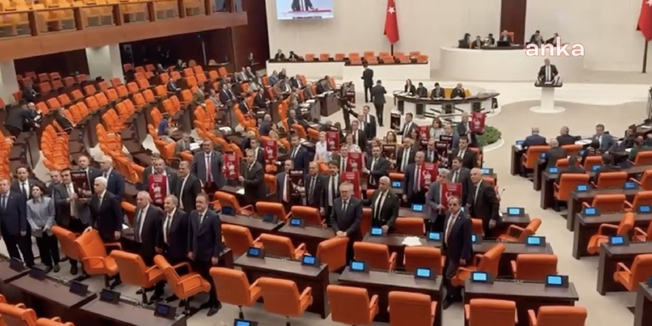 Meclis’te gerginlik tırmanıyor: CHP'li vekiller İmamoğlu'nun resimlerini sıralarına koydu