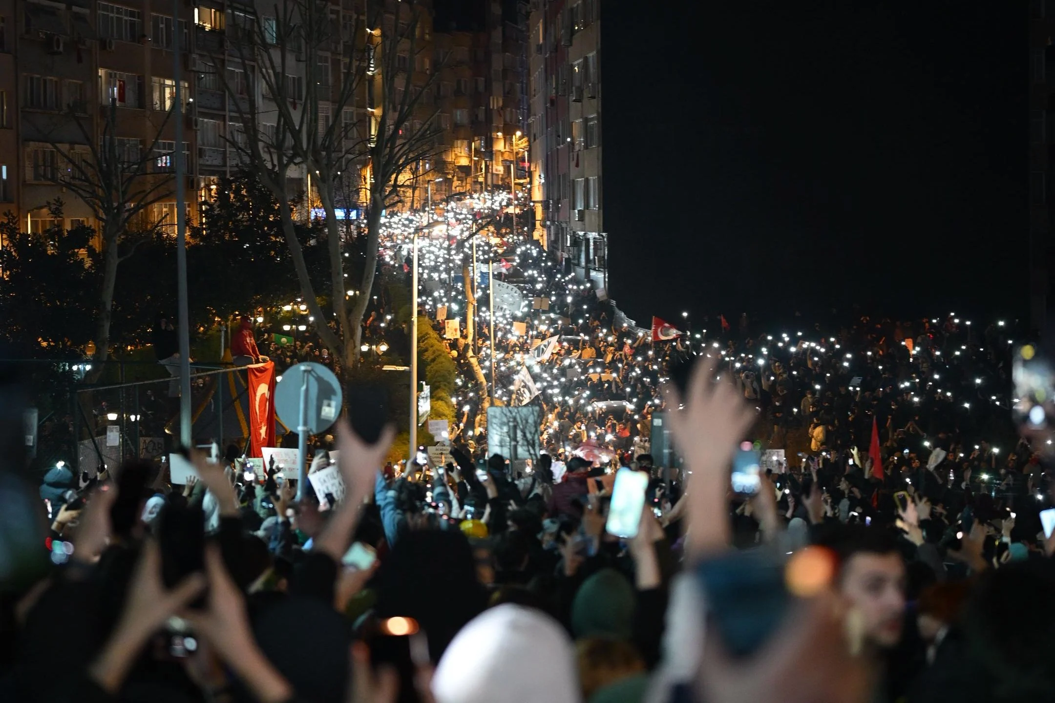 İstanbul'da binlerce öğrenci yürüdü: İsyanımız geleceksiz kalan bir gençliğin, geleceğini yeniden elde etme isyanıdır