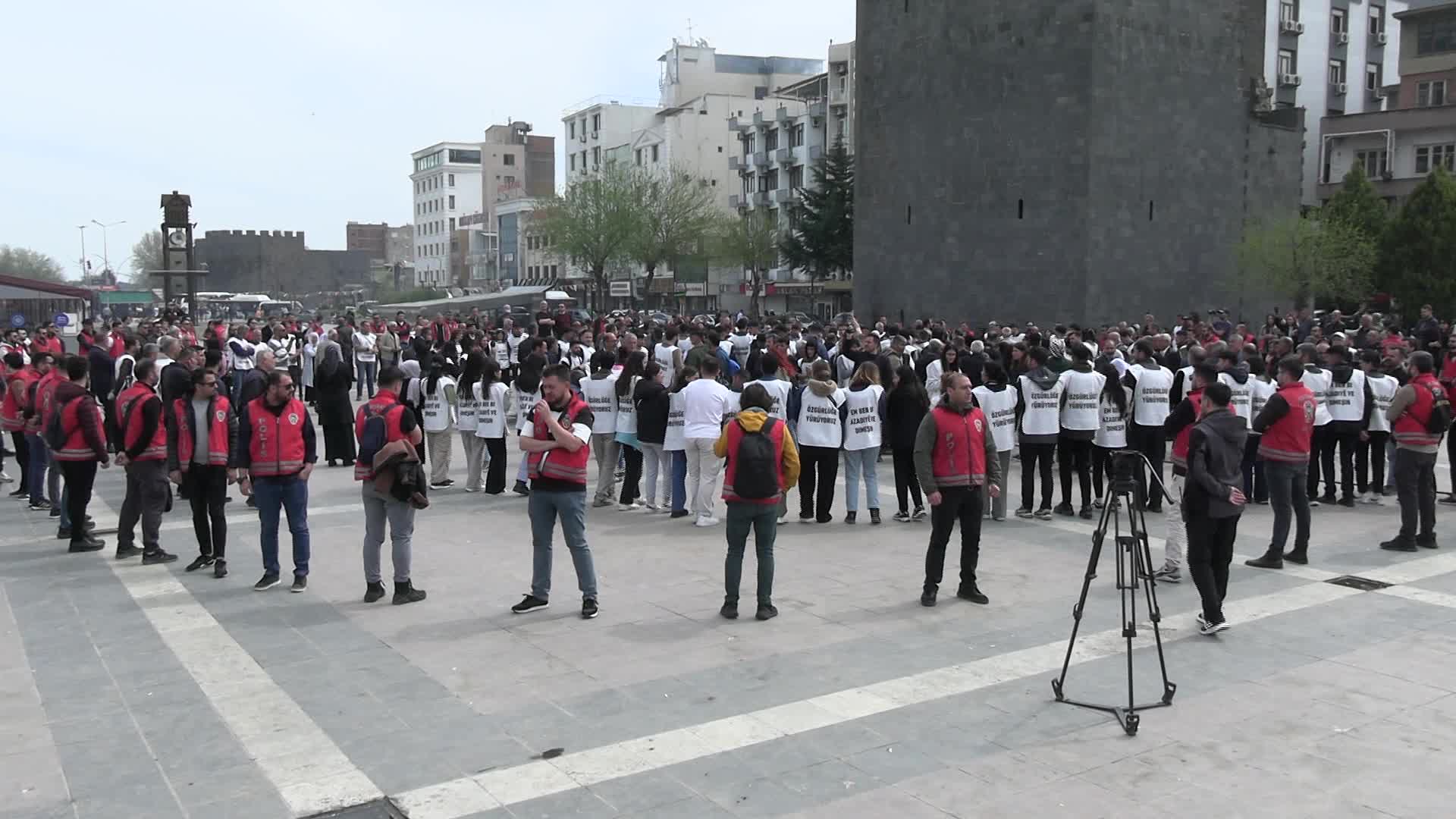 DEM Partililer Öcalan’ın doğum günü için Diyarbakır’dan Şanlıurfa’ya yürüyüş başlattı