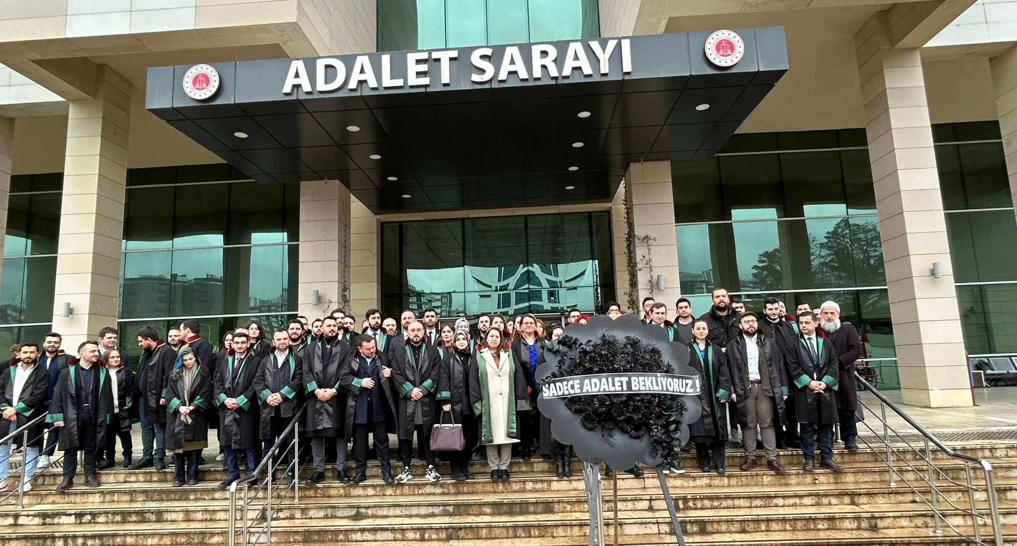 Trabzonlu avukatlar, Fenerbahçe maçında sahaya giren taraftarlarının tutuklanmasını protesto etti