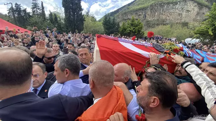 Binlerce kişi, şarkılarıyla Volkan Konak'a veda etti