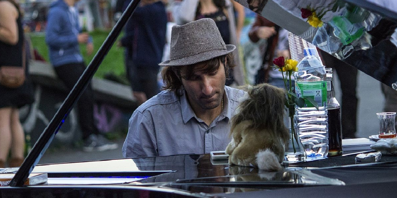 Gezi destekçisi piyanistin Kadıköy gösterisine polis engeli: Piyanosuna el konuldu