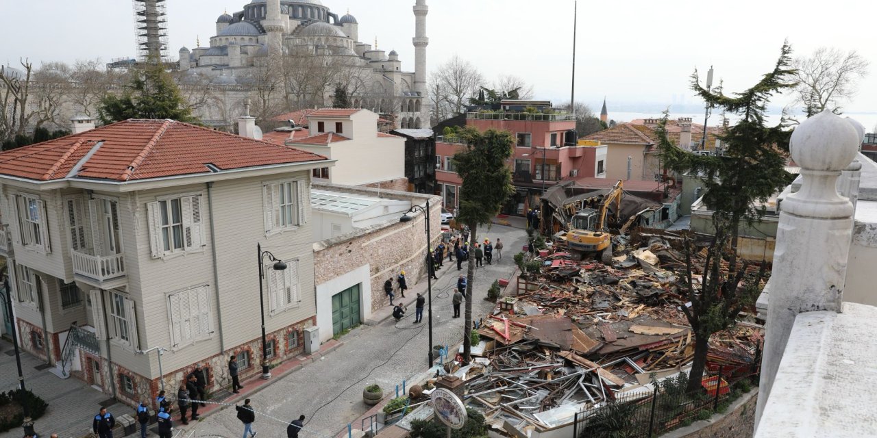 İBB açıkladı: Sultanahmet'te yıkılan mekan aşevi değil ticari restoran