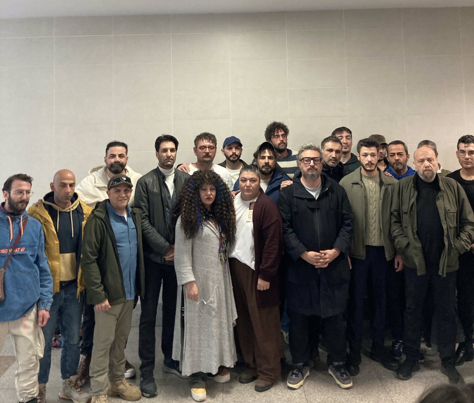 Oyuncular adliyede: ''Buradayız, bir aradayız. Meslektaşlarımızla Cem’i bekliyoruz''