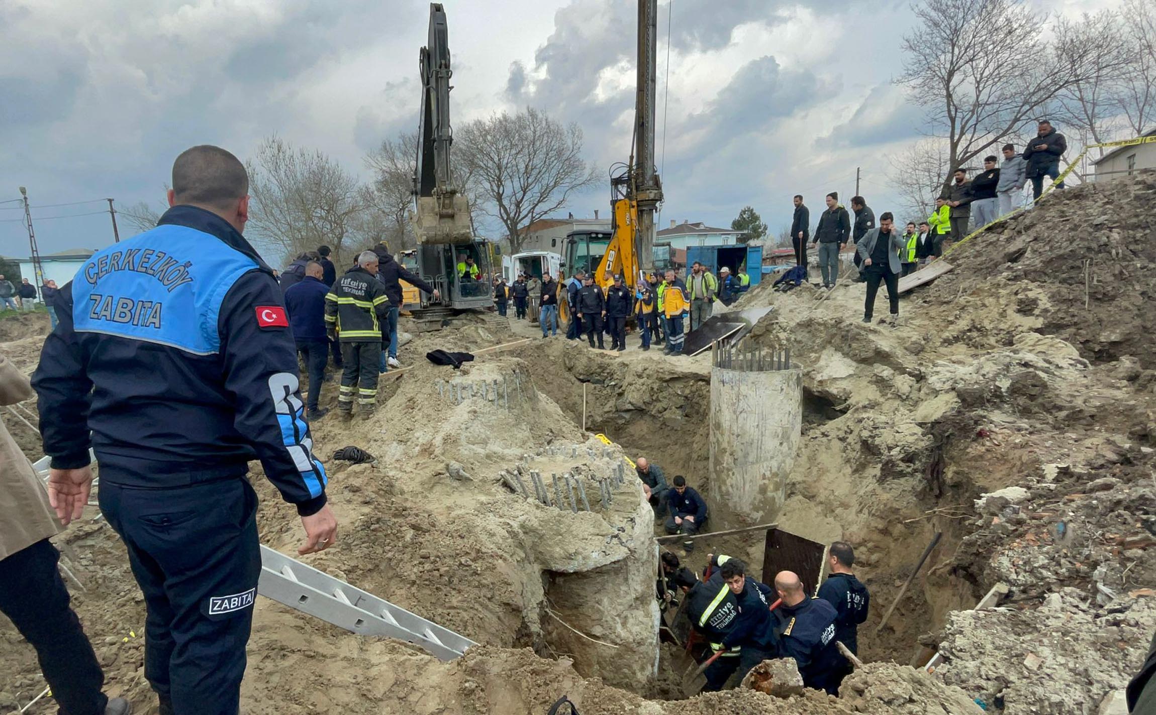 Tekirdağ’da hızlı tren hattı çalışmasında göçük; 2 işçi toprak altında