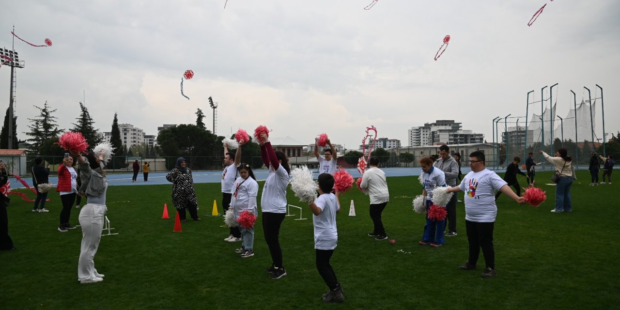 Manisa’da özel çocuklara gökyüzü gibi rengarenk bir gün