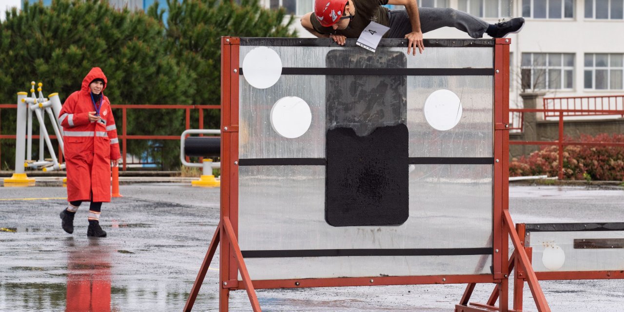 Yağmur altında kıyasıya itfaiyeci olma yarışı