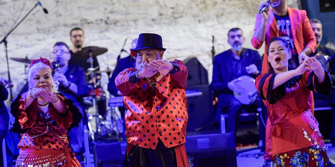 İzmir’de Romanlar Günü 9/8’lik ritimlerle kutlandı: “Coğrafyamızda biz de varız”