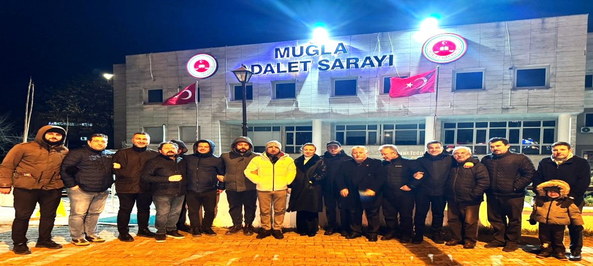 Tutuklu öğrenciler için Muğla Adliyesi önünde nöbet