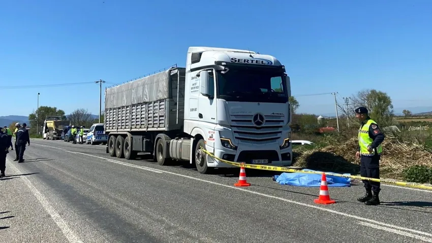 Arızalanan taksisinden inen emekli polis TIR'ın altında kaldı