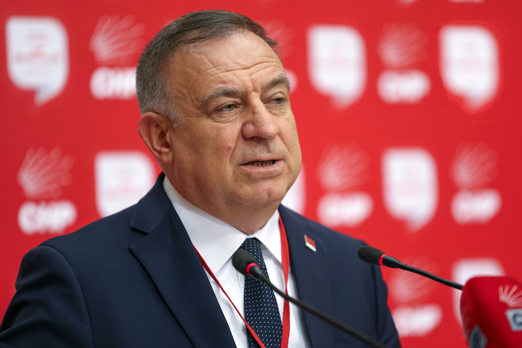 'Bu memleketin kadınlarına saygı duymayı size öğreteceğiz'