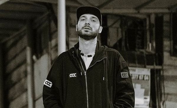 Sansar Salvo'dan şok görüntü: Babasına şiddet uygulayıp videoya aldı