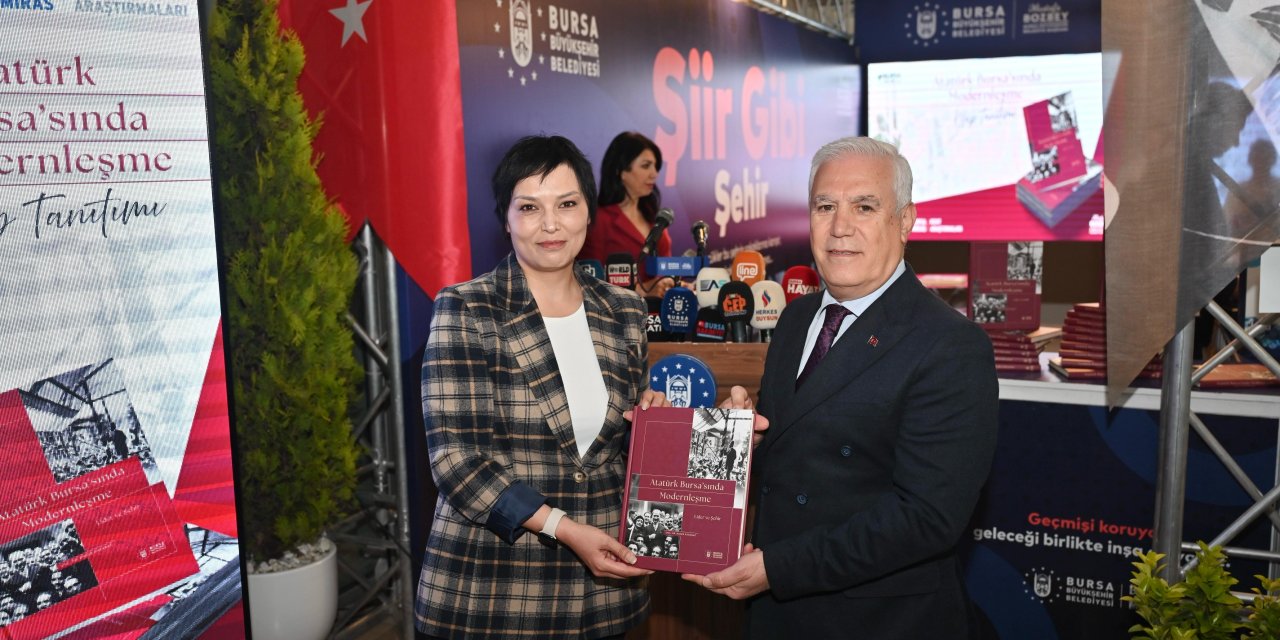 Bursa 22. Kitap Fuarı’nda "Atatürk Bursa’sında Modernleşme" kitabı kente armağan edildi