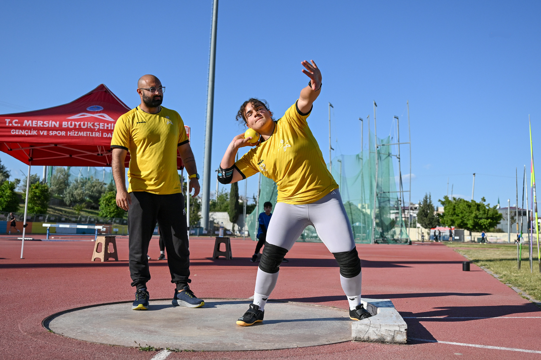 Mersinli liseli Nidanur Karaman, gülle atmada dünya ikincisi oldu