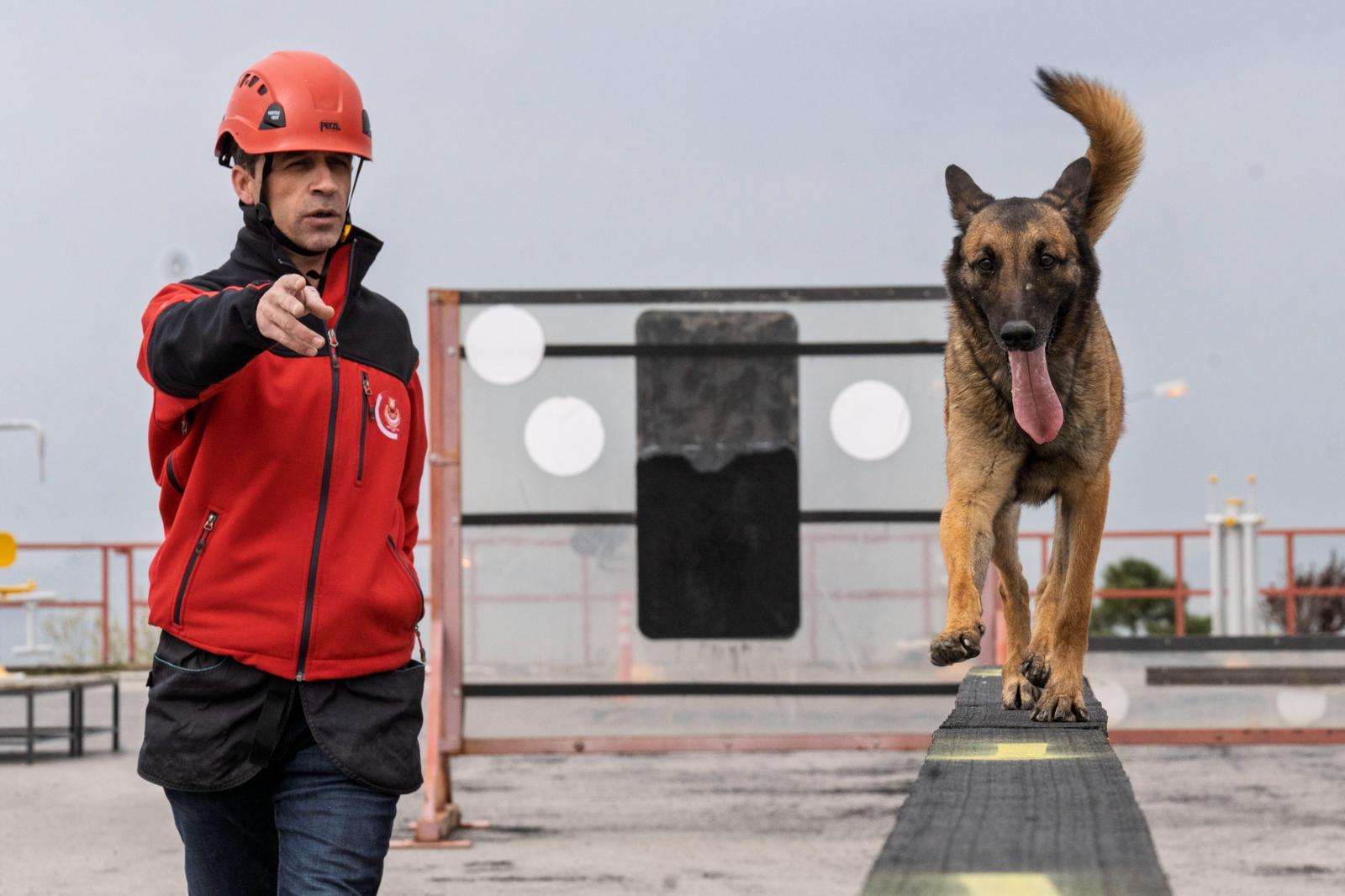 İki kardeş afetlerde mucize yaratıyor